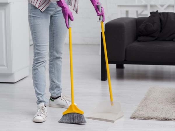 बैठकर पोछा लगाना है लाभदायक