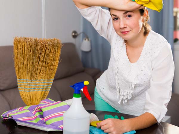 झुककर लगाए झाडू