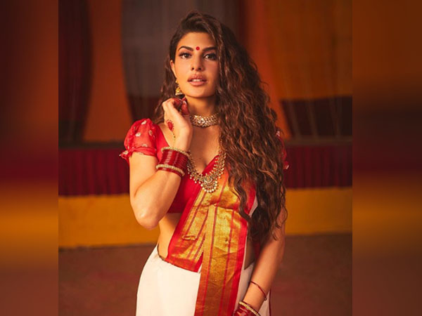 बिंदी के साथ लाइट मेकअप