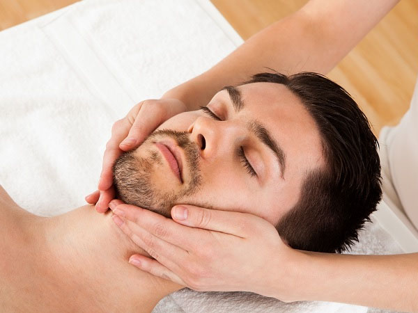 बहन या पत्नी के मेकअप प्रोडक्ट का इस्तेमाल ना करें