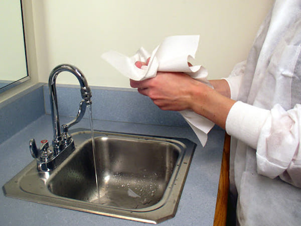 डिस्पोजेबल टिशू से धोएं हाथ