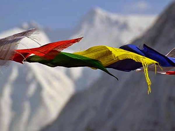 झंडे का उड़ना शुभ माना जाता है