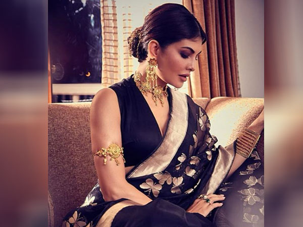 स्मोकि आई मेकअप और बन हेयरस्टाइल