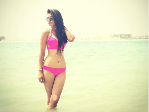 हॉट पिंक बिकिनी