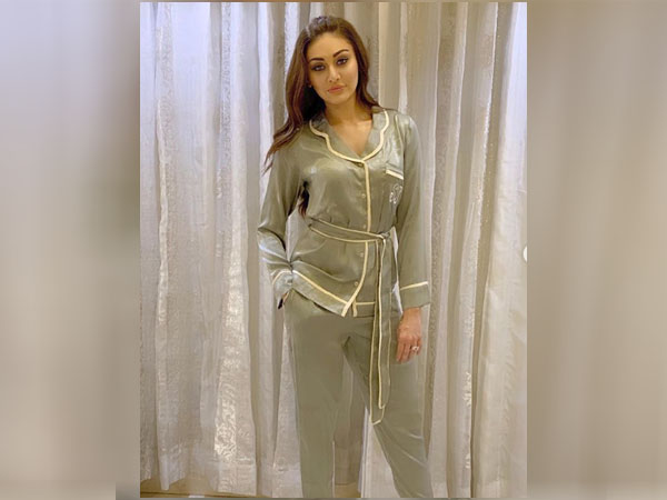 ग्रे कलर का सैटन नाइट सूट 