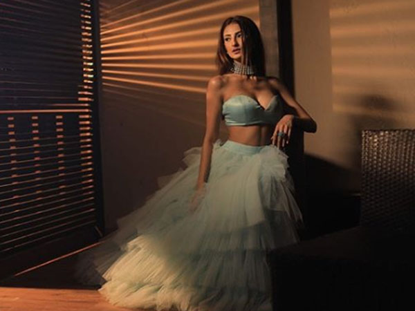 फ्रिल स्कर्ट विद ट्यूब टॉप फ्रिल स्कर्ट विद ट्यूब टॉप