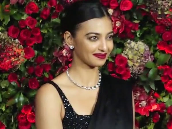 राधिका आप्टे मेकअप