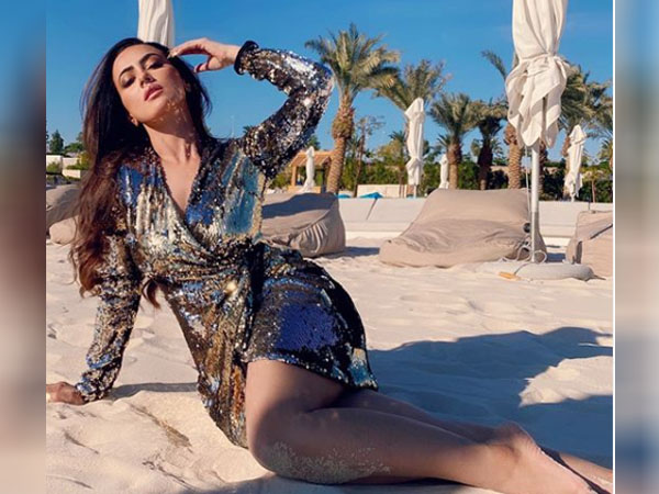 सना खान गोल्डन ड्रेस