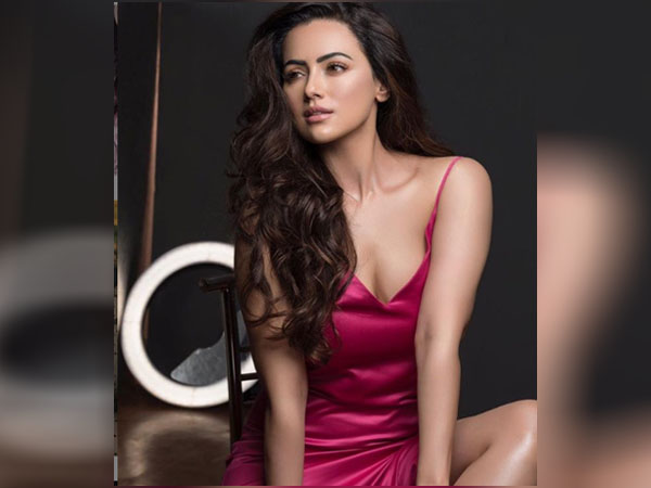 पिंक ड्रेस में सना खान