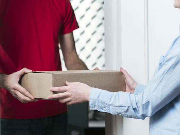 कैरी बैग को बाहर ही छोड़े