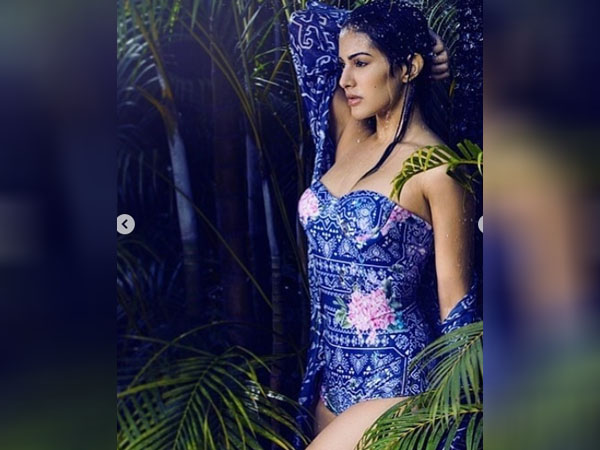 ब्लू मोनोकिनी