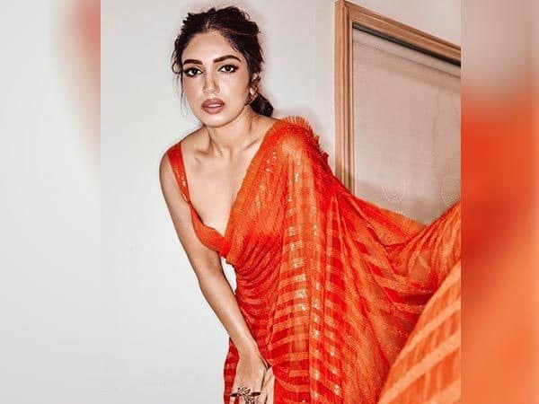 भूमि पेडनेकर ऑरेंज साड़ी