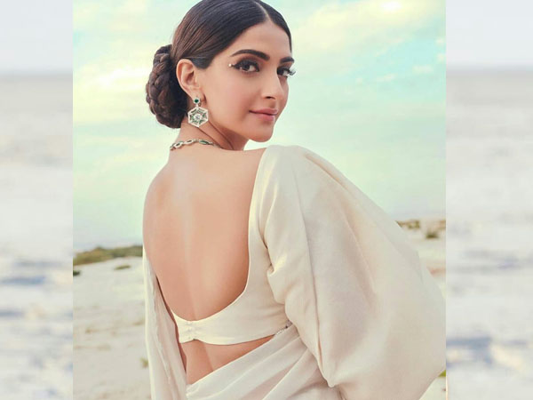 डीप नेक ब्लाउज