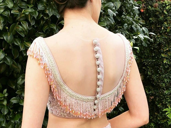 ट्रांपसपेरेंट हाफ राउन नेक