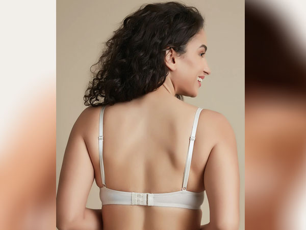 पहले हुक में ब्रा पहने