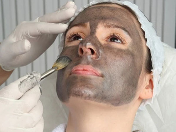 किसे करवाना चाहिए कार्बन फेशियल किसे करवाना चाहिए कार्बन फेशियल