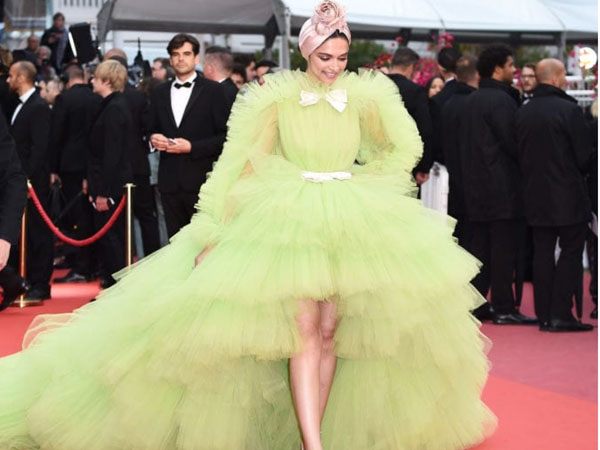 ग्रीन गाउन लुक 