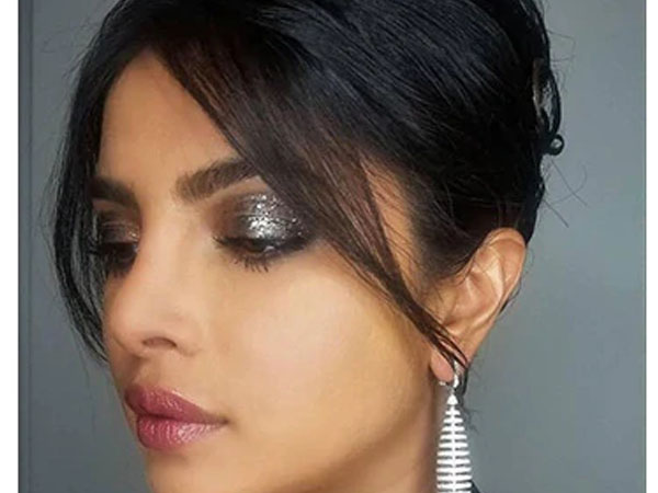 सिल्वर ग्लिटर आईमेकअप