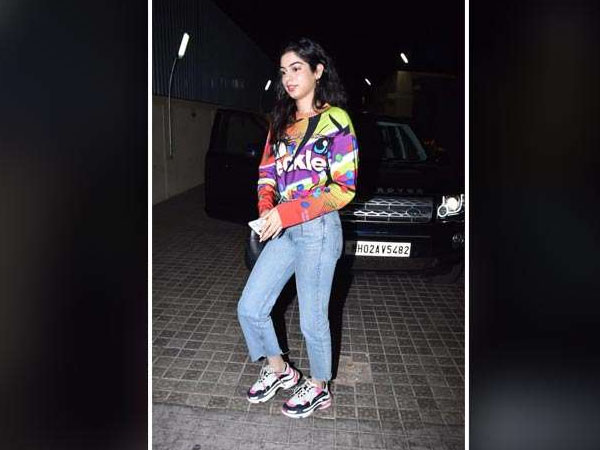 फंकी टॉप विद ब्लू जींस 