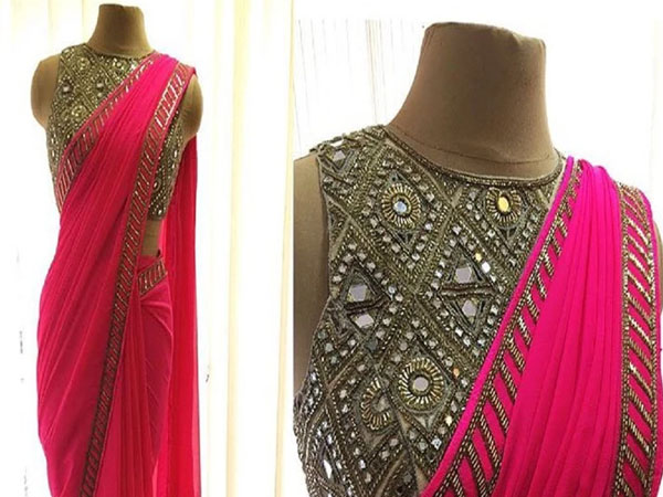 लहंगे की चोली को पहने डिजाइनर ब्लाउज की तरह