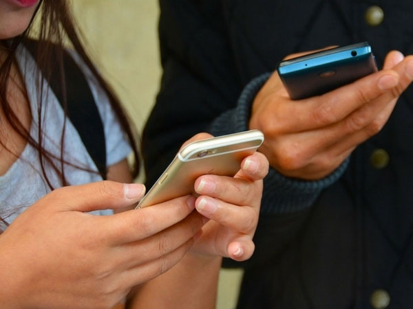 Mobile Phone Late Night Can Damage Your Skin Mobile Phone Late Night Can Damage Your Skin