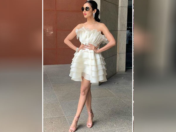 व्हाइट शॉर्ट ड्रेस 