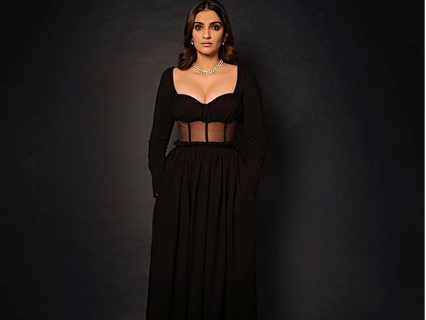 सोनम कपूर लॉन्ग ड्रेस