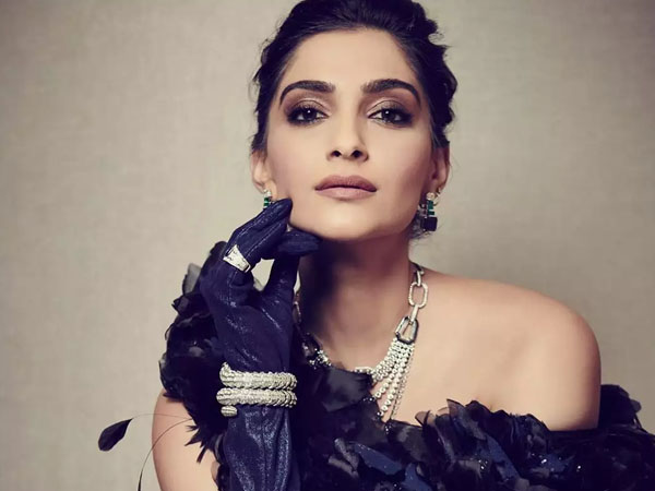 सोनम कपूर ब्लैक ड्रेस