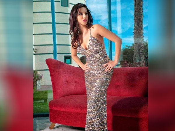 सनी लियोनी गाउन