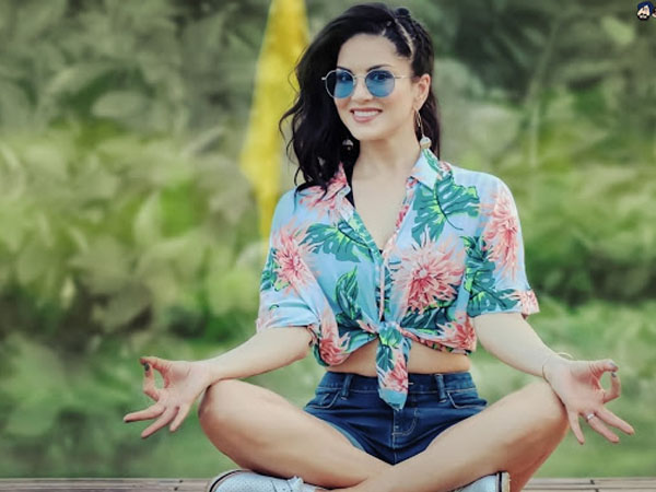 सनी लियोनी कैजुअल आउटफिट