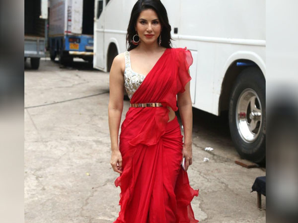 सनी लियोनी साड़ी