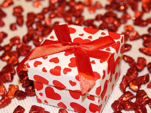 गिफ्ट्स का ढेर 