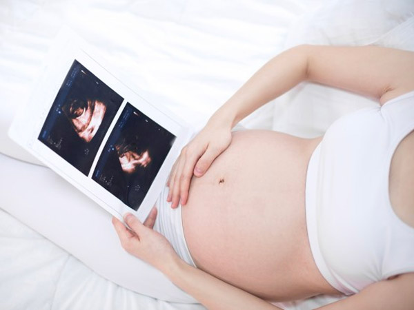 ढीले ढाले आरामदायक कपड़े पहने