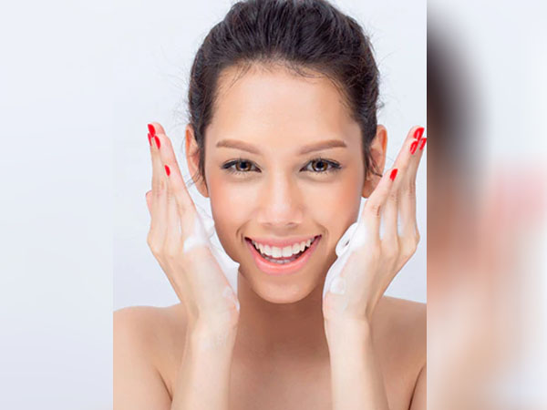 फेस क्लींजिंग