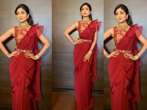 रेड साड़ी