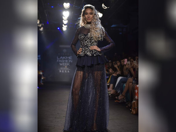 ट्रांसपेरेंट गाउन ट्रांसपेरेंट गाउन