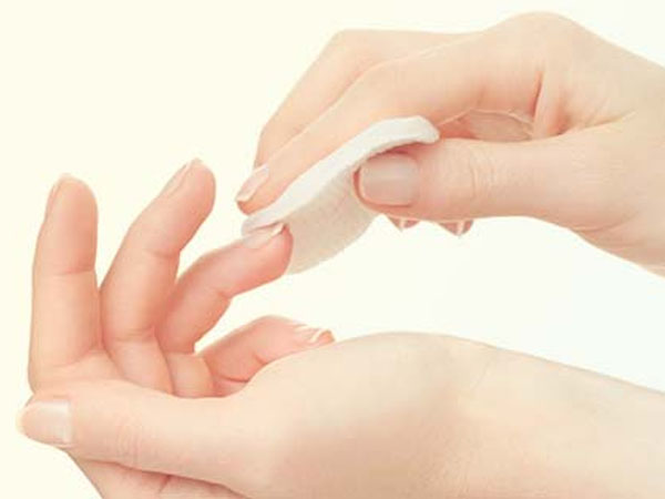  नेल पॉलिश पहले नाखून को करें साफ