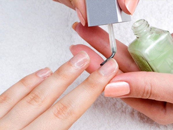 रोज रोज नेल पॉलिश लगाना