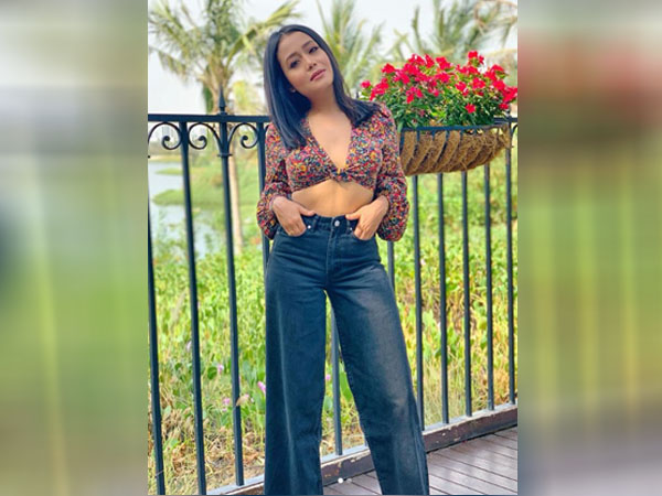 ब्लू जींस और क्रॉप टॉप