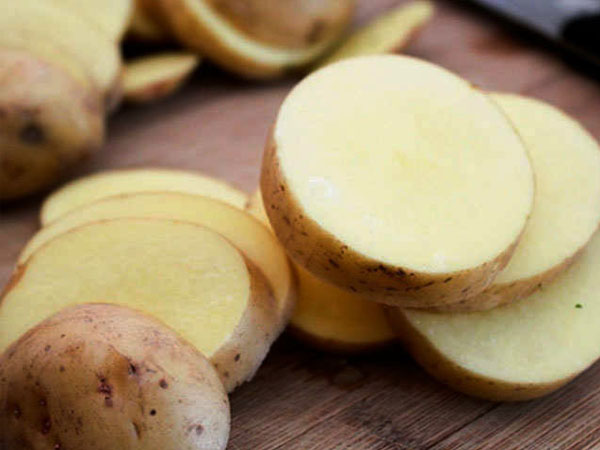 आलू और चंदन मास्क