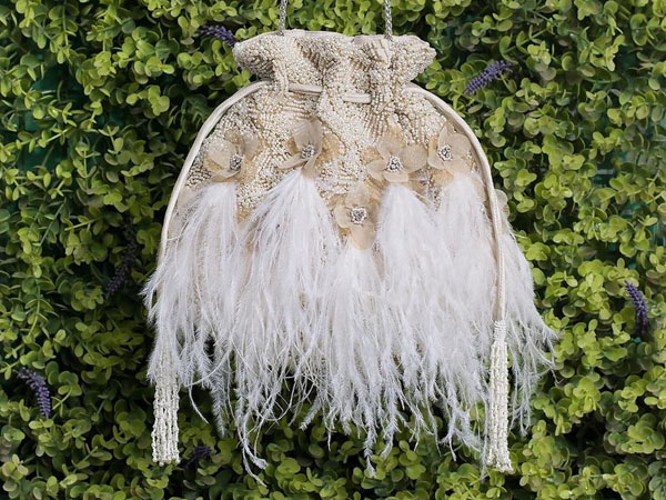 फर डिजाइन वाला पोटली बैग