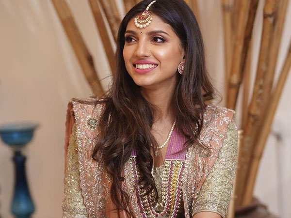 मिहिका बजाज हेयर स्टाइल