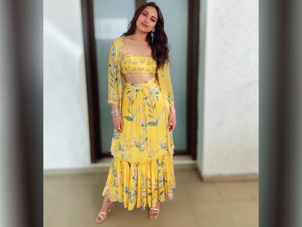 येलो आउटफिट