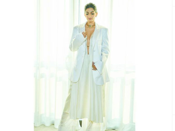 व्हाइट ड्रेस