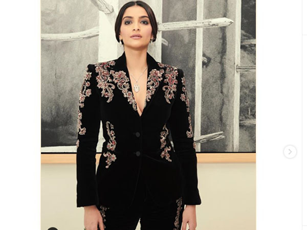 सोनम कपूर पैंट सूट