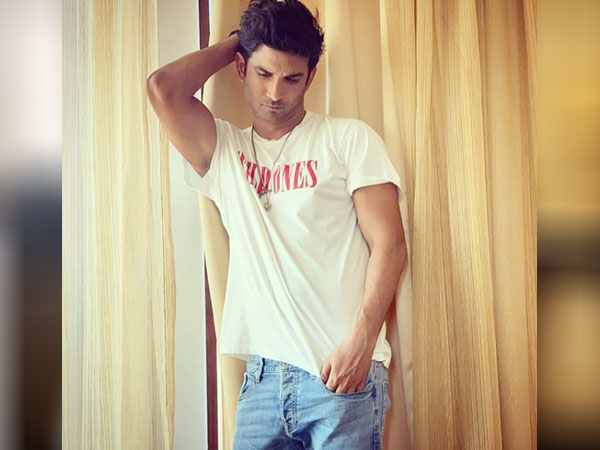 व्हाइट टीशर्ट और ब्लू जींस