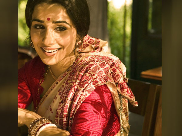 क्रीम साड़ी विद पिंक बॉर्डर