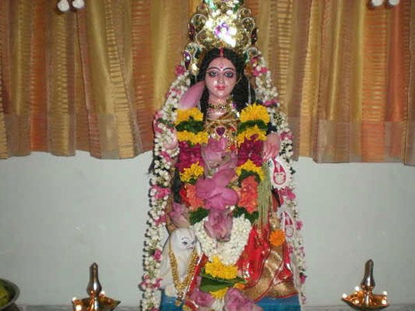 वरलक्ष्मी व्रत से मिलते हैं कई लाभ