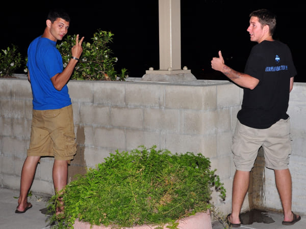 पुरुषों को पेशाब बैठकर करना चाहिए या खड़े होकर?