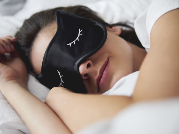 सोते समय साटन स्लीप मास्क यूज करें